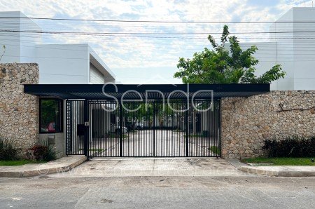 Casa tipo Townhouse en renta en privada Soho en Temozon Merida con 3 recamaras